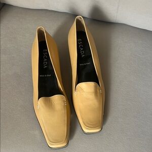 Escada tan/golden Leather Loafers with small heel. Size 37.